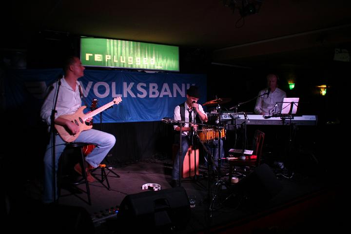 2008-11-28 M3_live at replugged 157.jpg